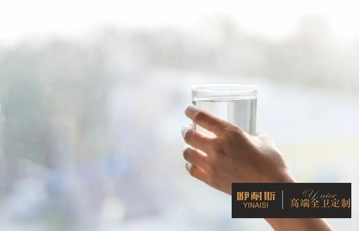 在鏡柜和主柜里，可以放上一杯水