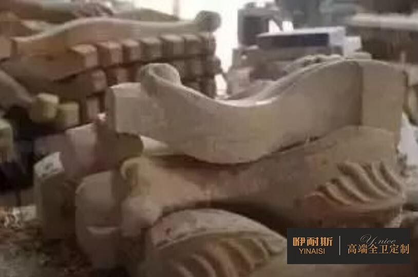 第六步：鑼機(jī)：以模具為原型，以刀具進(jìn)行切削，形成更為完整與流暢的線條，規(guī)定了產(chǎn)品的形狀。