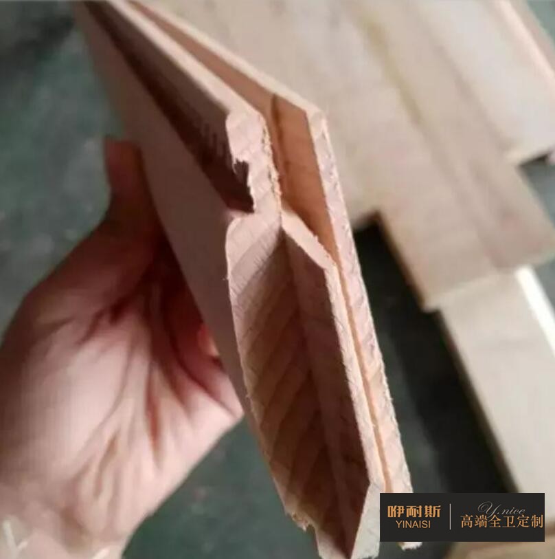 第七步：出榫機(jī)。使木塊具備特有的準(zhǔn)頭結(jié)構(gòu)制作出一種古典效果，以便木塊之間更為緊密的連接。